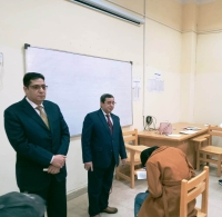 عميد حقوق بنها يتفقد سير الامتحانات 